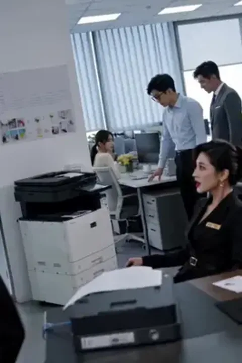 Ibu pekerja kembali ke puncak poster