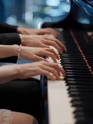 On yıllık kırık müzik rüyası afişi