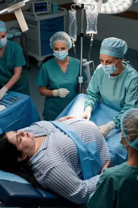 Parlak dönen terkedilen kız afişi