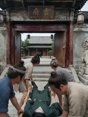Savurgan mirasyedi eşini koruyor afişi